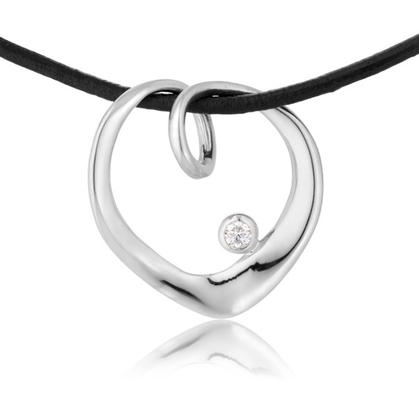 Sødt hjertevedhæng i sølv med skinnende zirkoner og læderkæde fra Blicher Fuglsang, 45 cm kæde